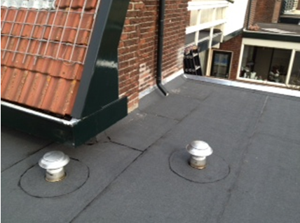 schoonmaken van de zinken goten platte dak van der Kuijl Loodgieters